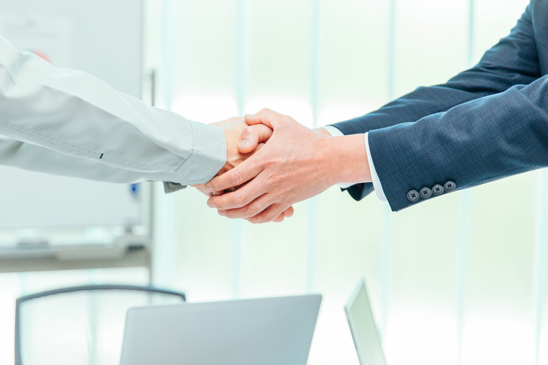 握手する人の写真